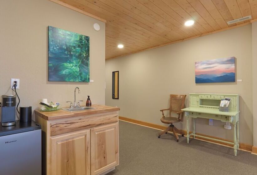 The Nuwray Hotel & Carriage House