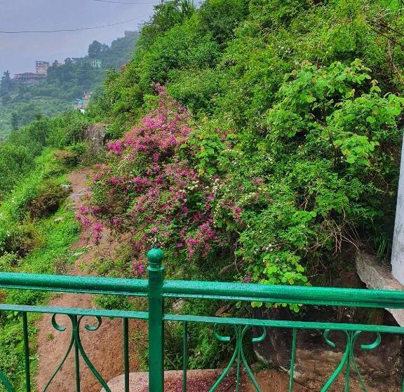 호스텔 L Ashrum Cafe & Inn