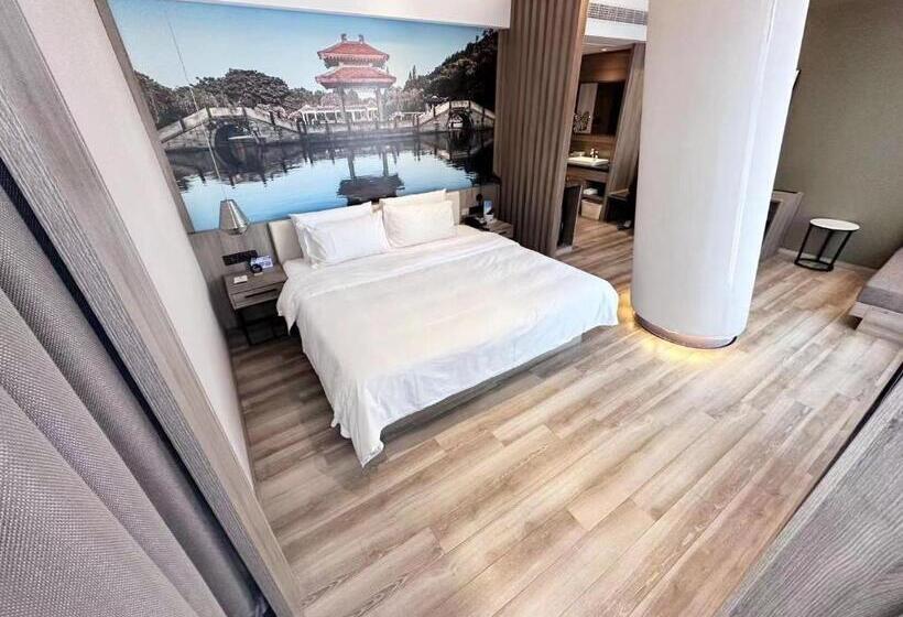 Atour Hotel Ningbo Laowaitan