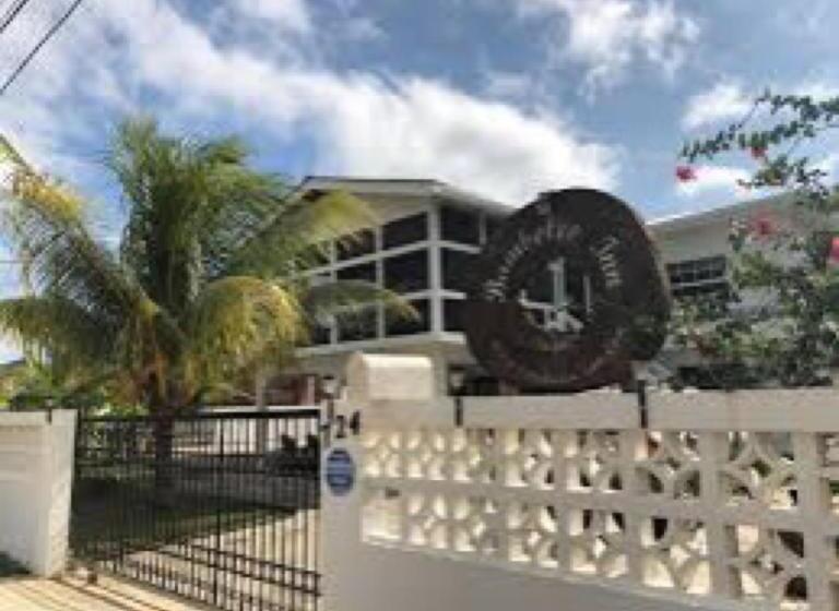 Bamboleo Inn Guest House