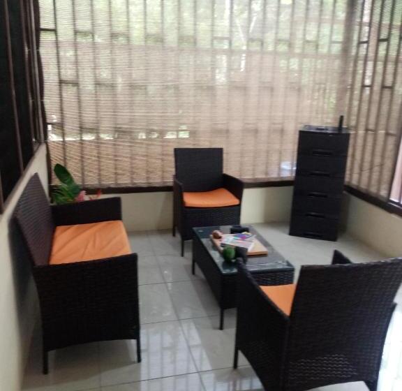 تختخواب و صبحانه La Casita