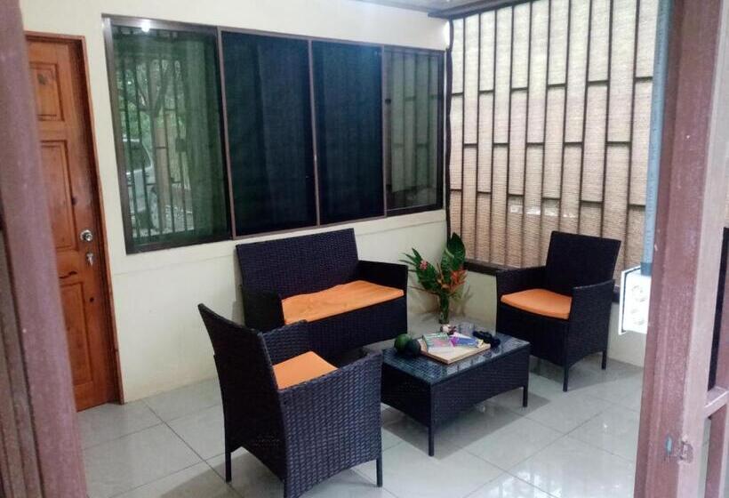 تختخواب و صبحانه La Casita