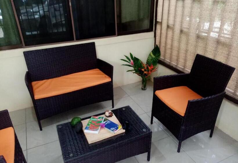 تختخواب و صبحانه La Casita