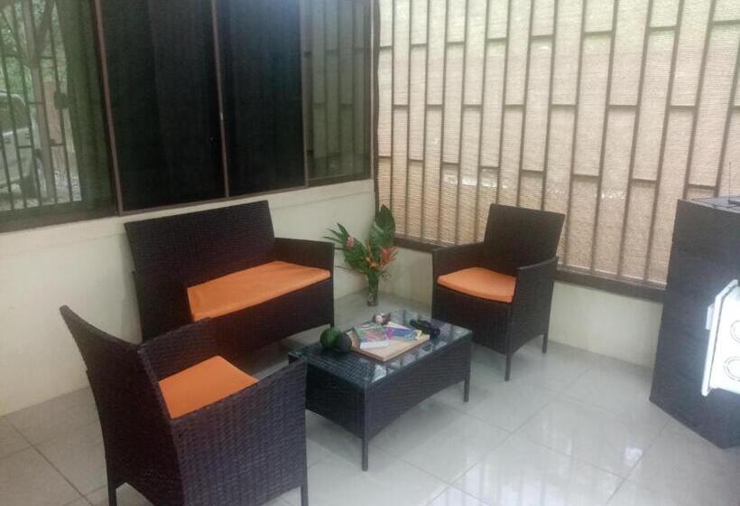 تختخواب و صبحانه La Casita