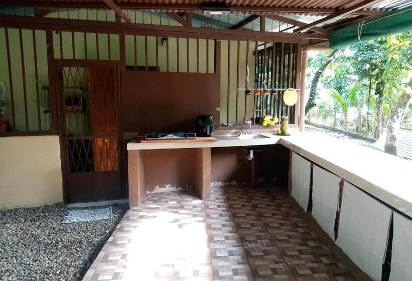 تختخواب و صبحانه La Casita