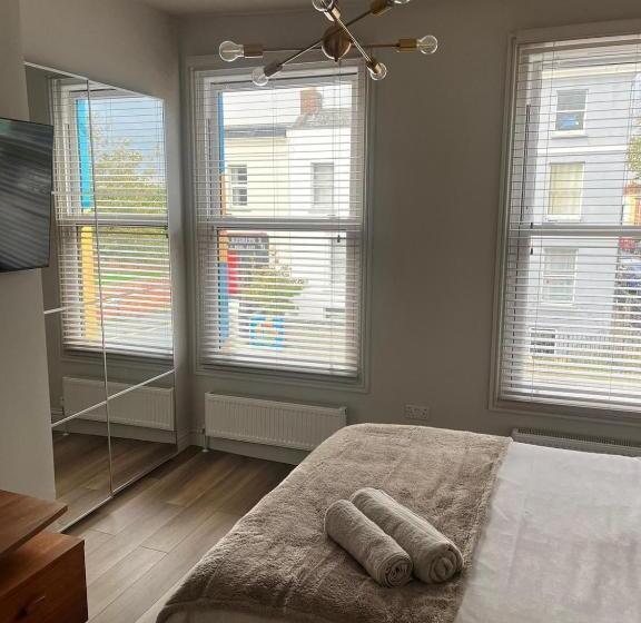 צימר The Curious Apartment, Cheltenham