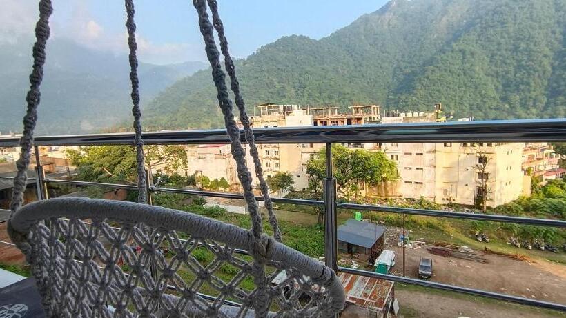 Ensquare Hostel With Kitchen, Rooftop Cafe, Live Music