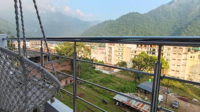 Ensquare Hostel With Kitchen, Rooftop Cafe, Live Music