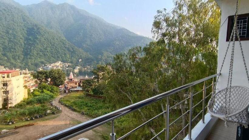 Ensquare Hostel With Kitchen, Rooftop Cafe, Live Music