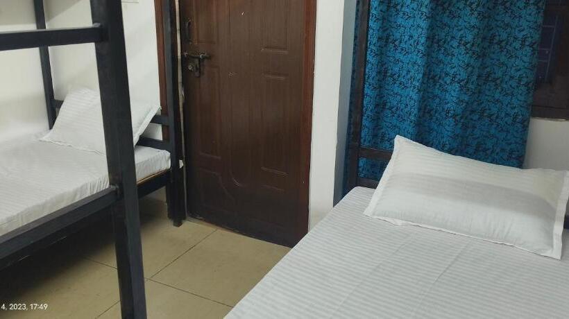 Ensquare Hostel With Kitchen, Rooftop Cafe, Live Music