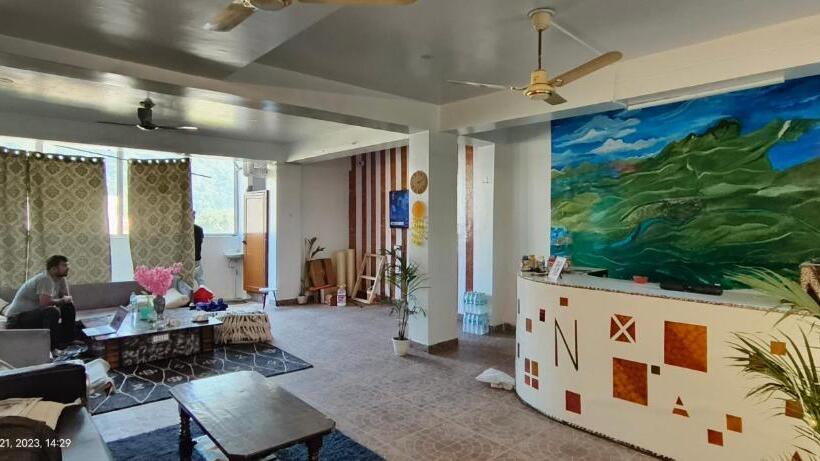 Ensquare Hostel With Kitchen, Rooftop Cafe, Live Music