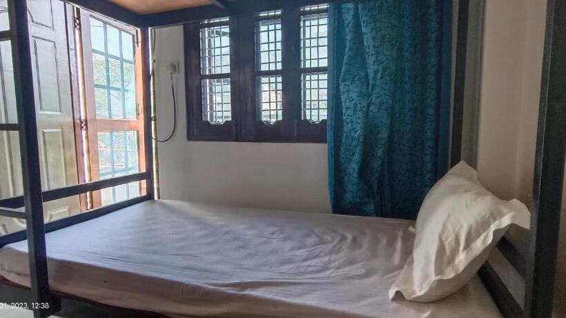 Ensquare Hostel With Kitchen, Rooftop Cafe, Live Music