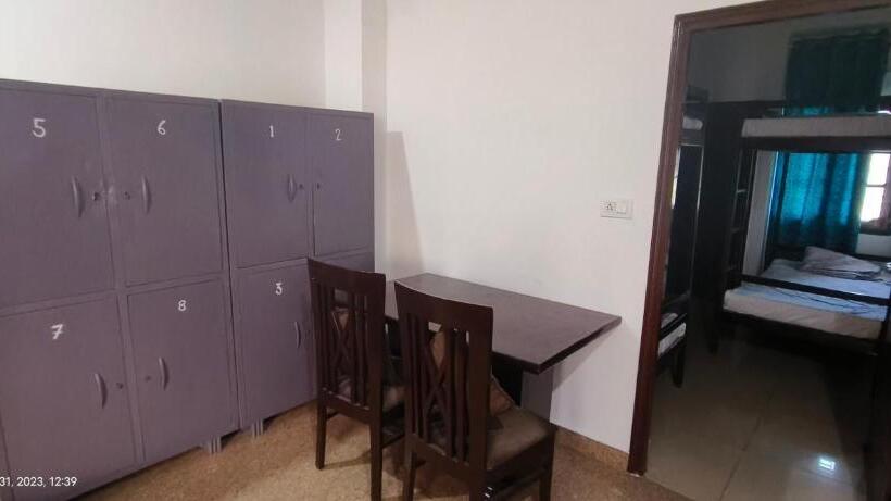 Ensquare Hostel With Kitchen, Rooftop Cafe, Live Music