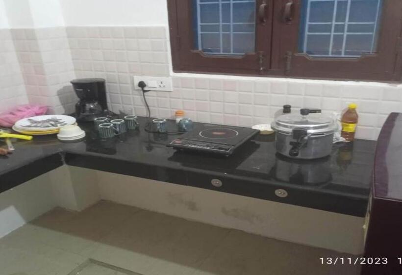 Ensquare Hostel With Kitchen, Rooftop Cafe, Live Music