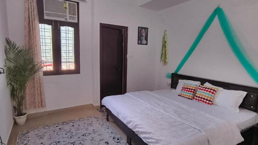 Ensquare Hostel With Kitchen, Rooftop Cafe, Live Music