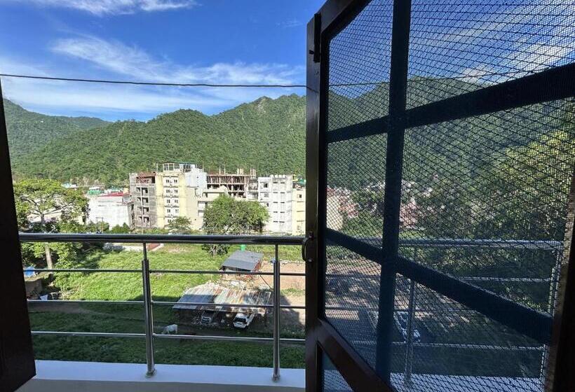 Ensquare Hostel With Kitchen, Rooftop Cafe, Live Music