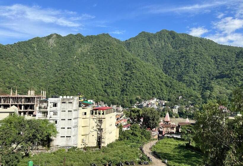 Ensquare Hostel With Kitchen, Rooftop Cafe, Live Music