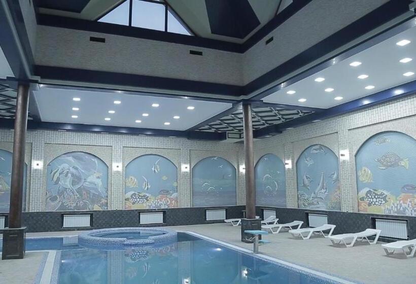 Garden Hotel With Pool