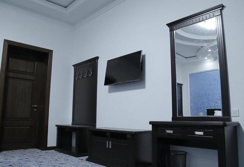 Garden Hotel With Pool