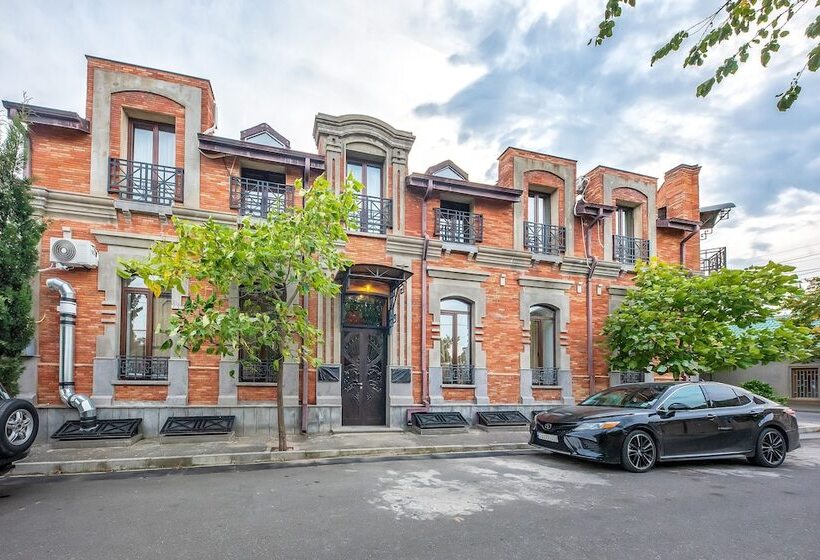 هتل Dzvel Ubanshi