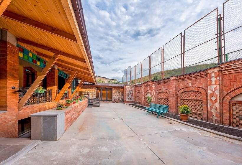 هتل Dzvel Ubanshi