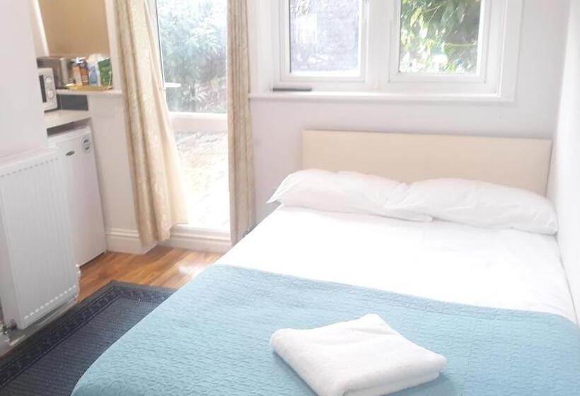 Отель Luxury Studio Flat