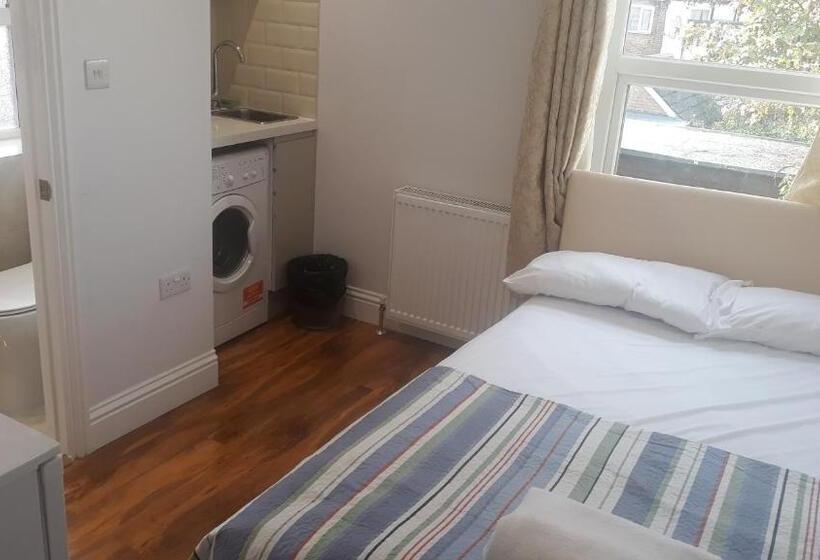 Отель Luxury Studio Flat