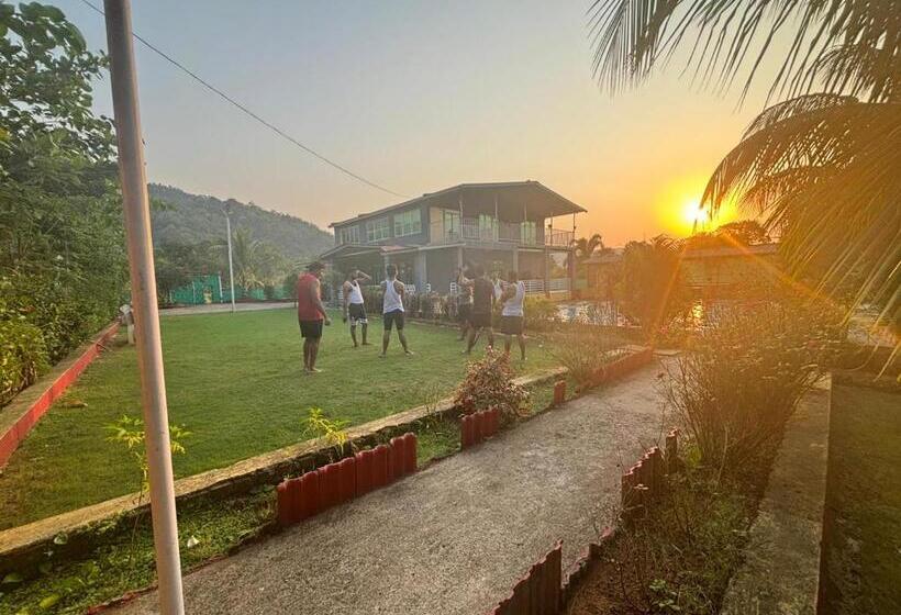 فندق Sahyadri Farmhouse