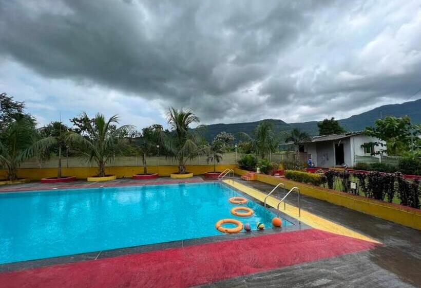 فندق Sahyadri Farmhouse