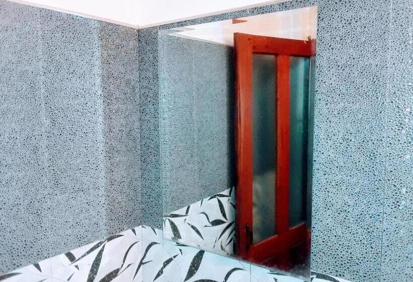 Пансион Black And White Kandy Guest House 01