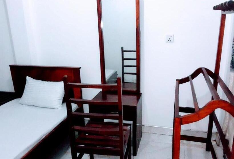 Пансион Black And White Kandy Guest House 01