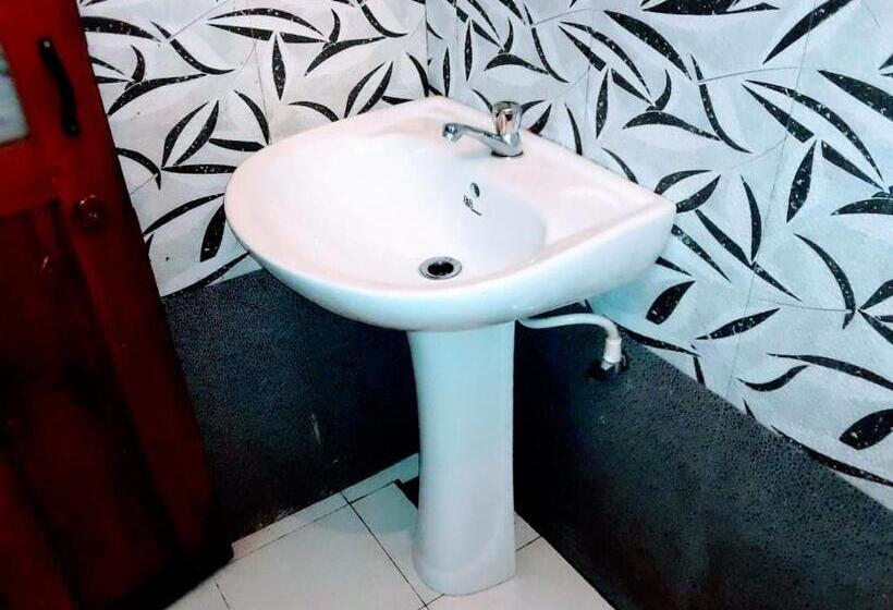 Пансион Black And White Kandy Guest House 01