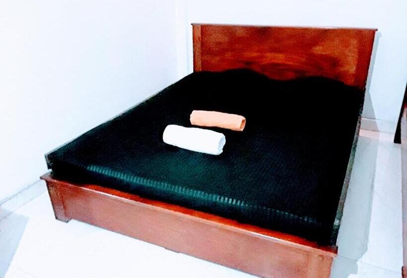 Пансион Black And White Kandy Guest House 01