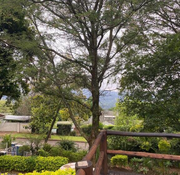 ペンション Comrades Oasis Guest House