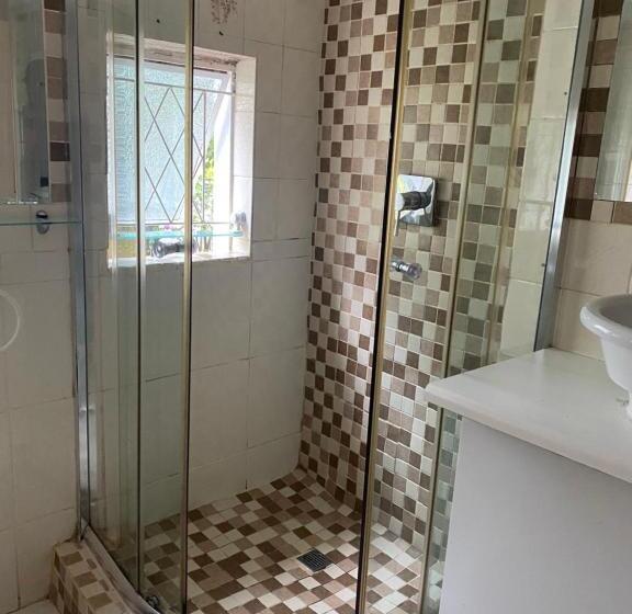 ペンション Comrades Oasis Guest House