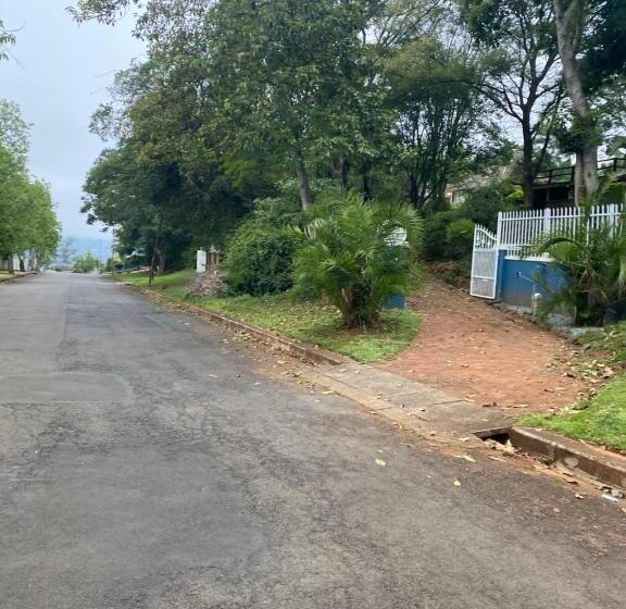 ペンション Comrades Oasis Guest House