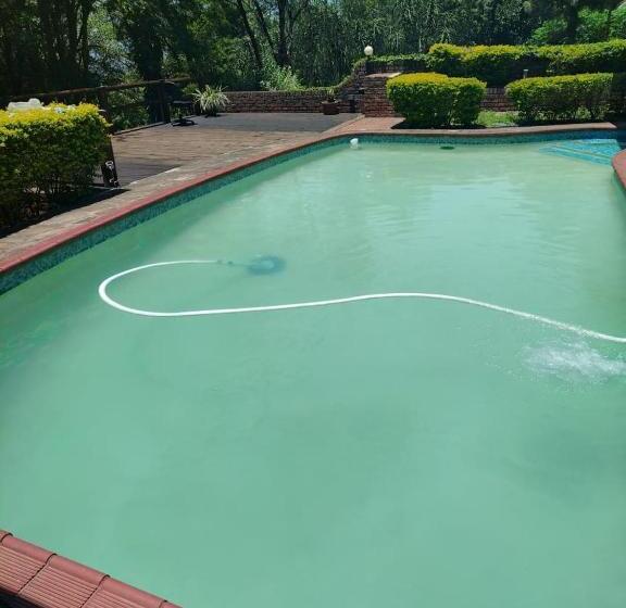 ペンション Comrades Oasis Guest House