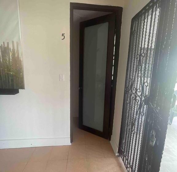 پانسیون Room In Apartment   Pr Pvt Rm 5 Qn Bed Gated Comm Easy Parking