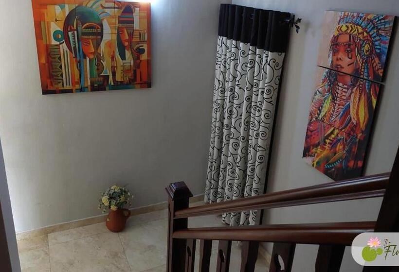 ペンション The Flower Villa