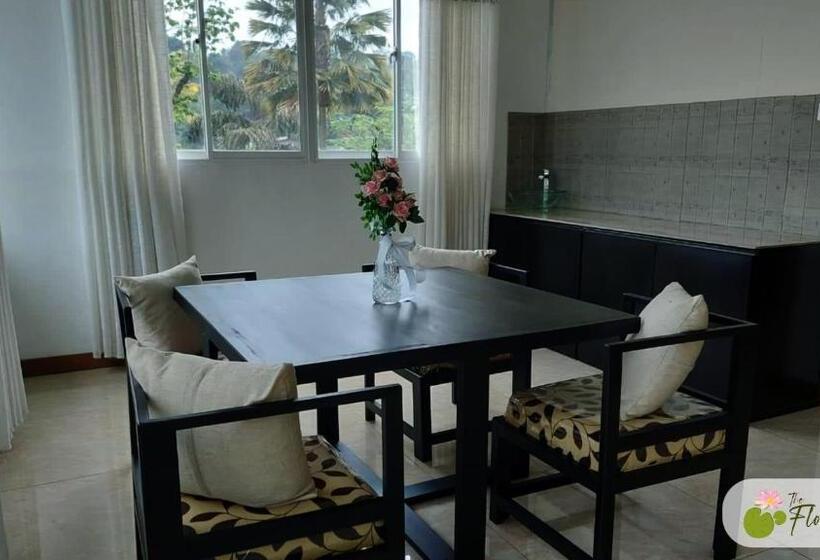 ペンション The Flower Villa