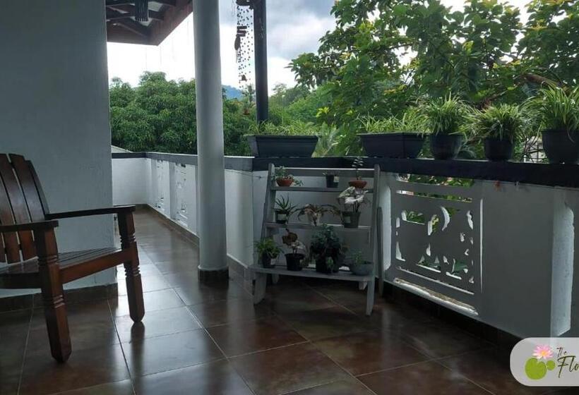 ペンション The Flower Villa