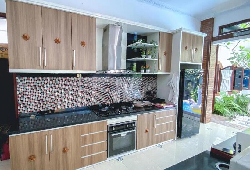 پانسیون Ubu Villa Balirejo At Yogyakarta City Center