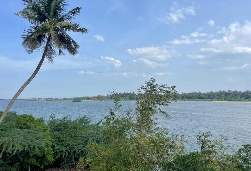 Selvas Eden Resort With River View Near Boat House