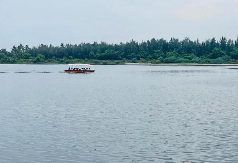 Selvas Eden Resort With River View Near Boat House
