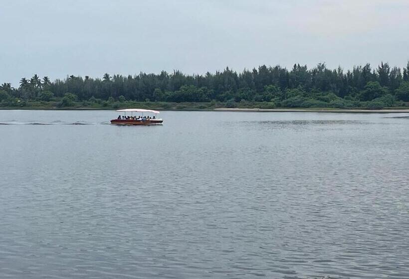 Selvas Eden Resort With River View Near Boat House