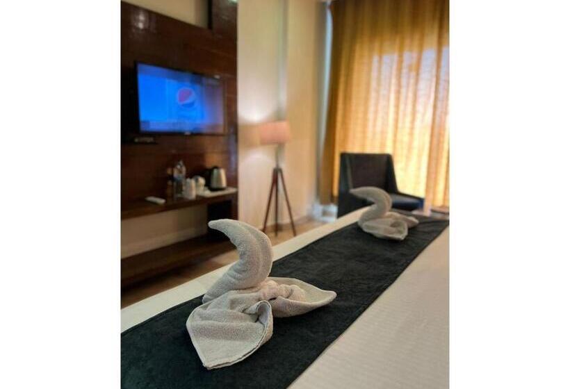 ホテル The Golden Oyster, Dehradun