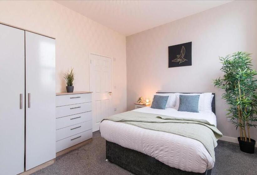 هاستل Cheerful Double En Suite Room With Free Wifi