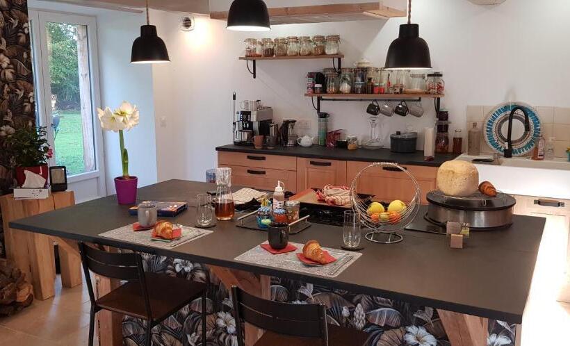 민박 L Eau Qui Dort Chambres Et Tables D Hôtes