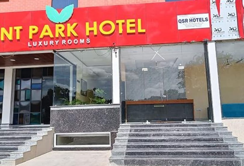 Fabhotel Mint Park Nr Nmims College
