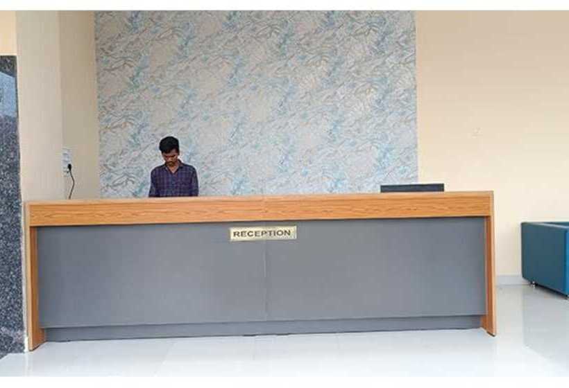 Fabhotel Mint Park Nr Nmims College